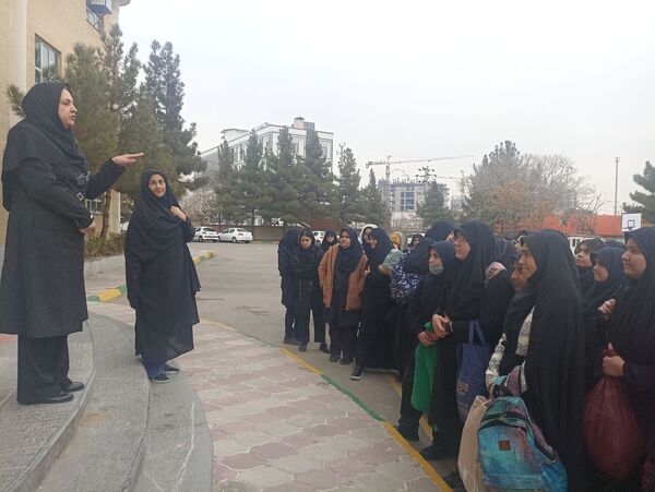 بازدید دانش‌آموزان دبیرستان شاهد شهید حمامی ناحیه۶ از رشته‌ها و فضای هنرستان