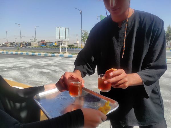 همکاری دانش آموزان خادمیار دبستان ضحی۲ با چایخانه دانش آموزی حضرت رضا(ع) شیروان