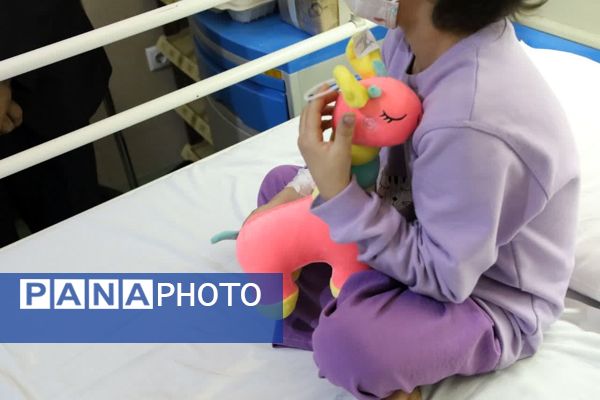 عیادت مدیرکل آموزش و پرورش استان از دانش‌آموزان بستری در بخش آنکولوژی و خون بیمارستان شهید صدوقی 