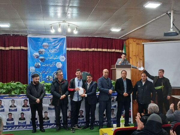 مراسم تقدیر از نفرات برتر دبیرستان نمونه‌ شهدای‌ سلمانشهر عباس‌آباد