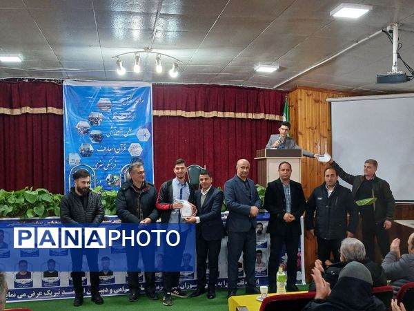 مراسم تقدیر از نفرات برتر دبیرستان نمونه‌ شهدای‌ سلمانشهر عباس‌آباد