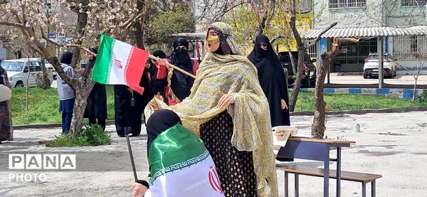 نمایش دانش‌آموزان دختر در سوگ شهدای میناب