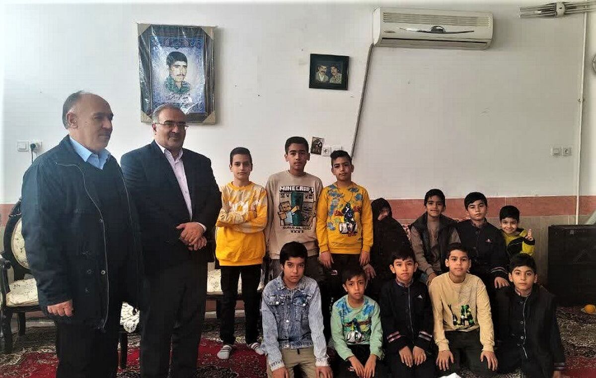 دیدار جمعی از دانش‌آموزان مدرسه محمدی کاشانی قم با مادر شهید «علی باقری»