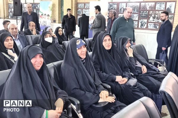 غبار روبی مزار شهیدان رجایی و باهنر با حضور وزیر آموزش و پرورش 