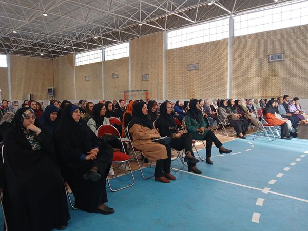 جلسه اولیا و مربیان در دبیرستان بهرام رزمی
