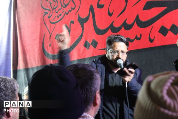 تجمع مردم ولایتمدار شهرستان فاروج بعد از اذان مغرب در میدان مرکزی شهر 