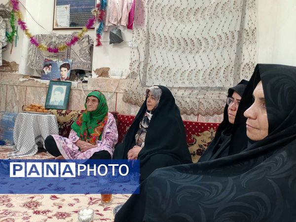 دیدار مسئولین پایگاه کوثر روستای نقاب با مادر شهید غلام زاده