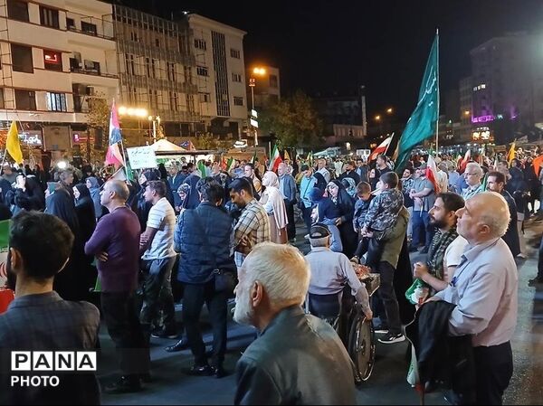 میدان انقلاب، میعادگاه خروش ملت در فریاد «الله‌اکبر» و طنین «مرگ بر آمریکا» و «مرگ بر اسرائیل»