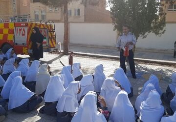 حضور آتش نشان در مدرسه ۱۵ خرداد شهرستان زارچ