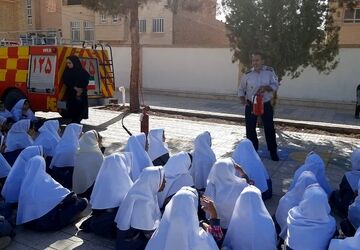 حضور آتش نشان در مدرسه ۱۵ خرداد شهرستان زارچ
