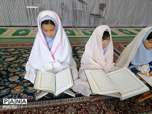 محفل انس با قرآن و اقامه نماز جماعت در سومین روز ماه مبارک رمضان 