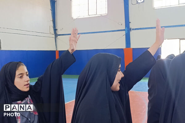 بازدید مدیرکل آموزش و پرورش خراسان شمالی از تمرین سرود «رهبر شهیدم» دانش‌آموزان بجنوردی