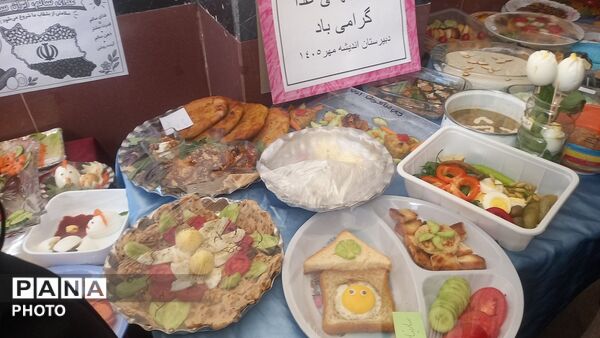 جشنواره غذای سالم با مشارکت دانش‌آموزان در دبیرستان نمونه اندیشه کاشمر