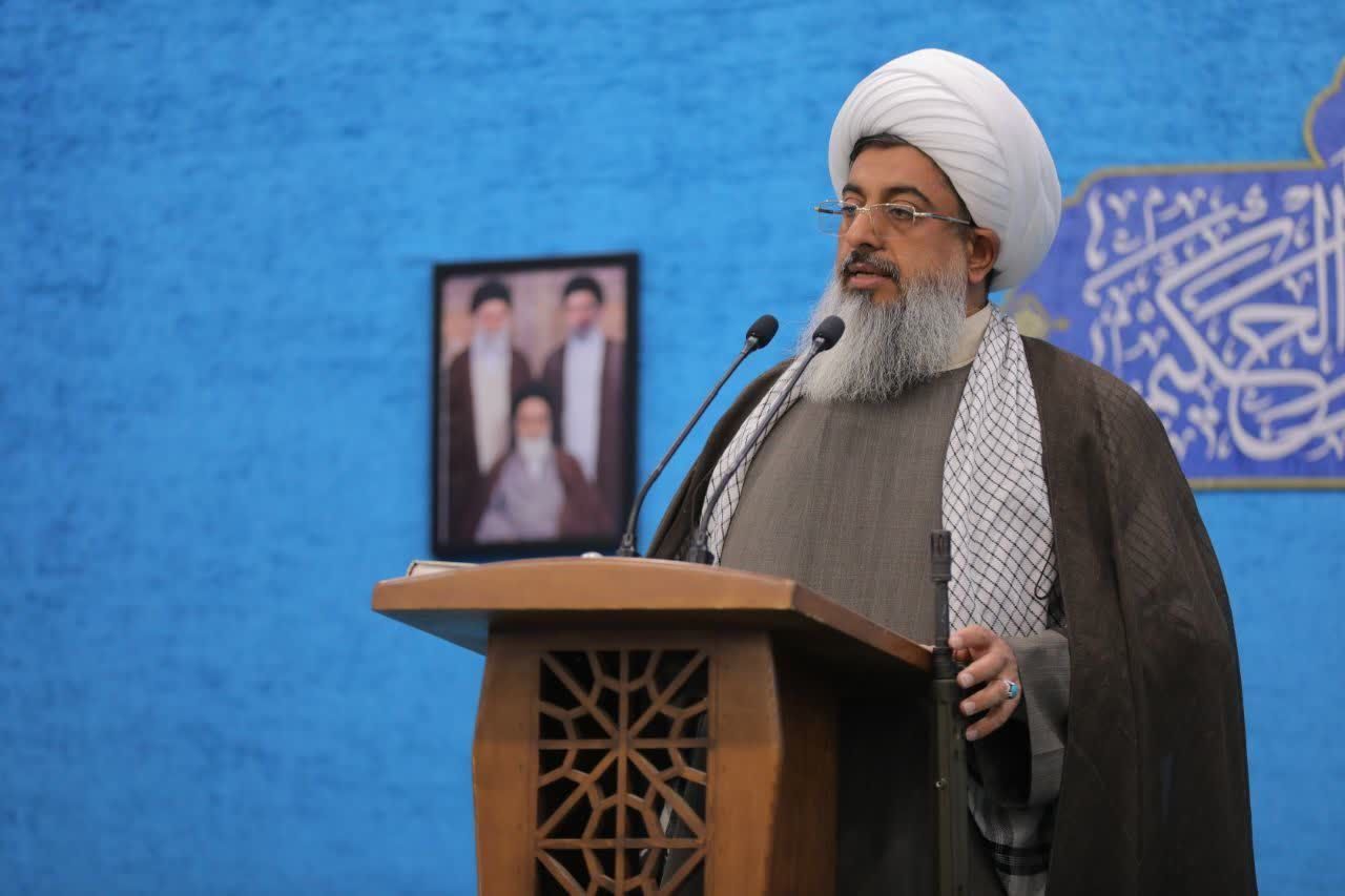 هرگونه سخن و موضعی که باعث شکاف در جامعه شود بازی در زمین دشمن است