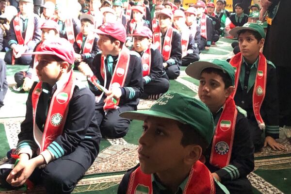 اجرای مانور یاوران انقلاب توسط دانش‌آموزان دبستان شاهد شهید قدوسی ناحیه 2 شهرری 
