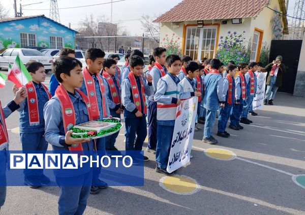 نواختن زنگ انقلاب در دبستان امام حسن (ع) مصلی نژاد ناحیه دو 