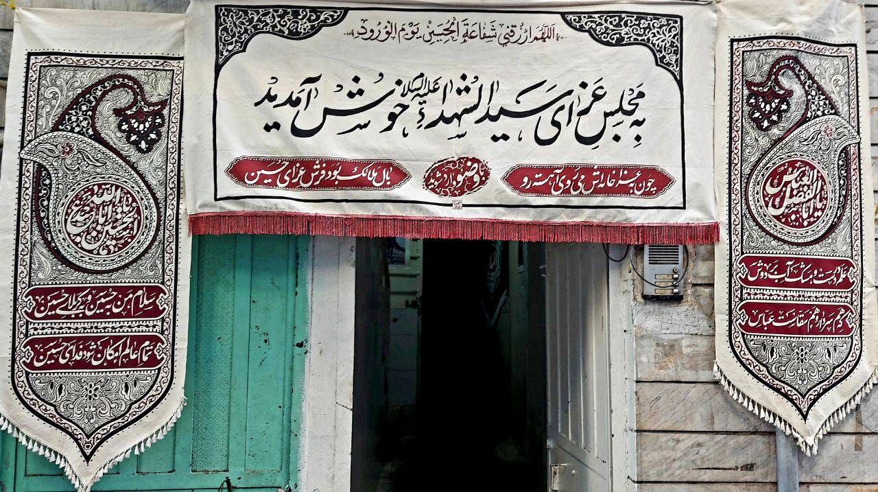 نصب تصاویر شهدا و کتیبه های محرم در هیئت‌ مسجد صاحب‌الزمان(عج)