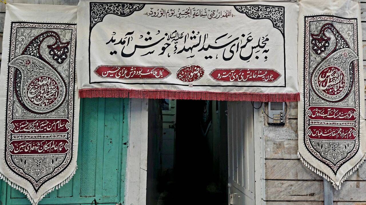 نصب تصاویر شهدا و کتیبه های محرم در هیئت‌ مسجد صاحب‌الزمان(عج)
