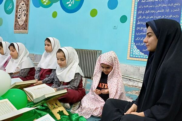 محفل انس با قرآن کریم در دبستان ستایش 