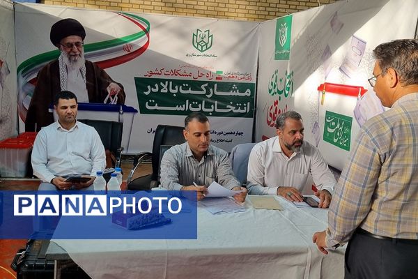 حضور مردم ناحیه دو شهرری در دور دوم انتخابات در کنار مسئولین پای صندوق‌های رای