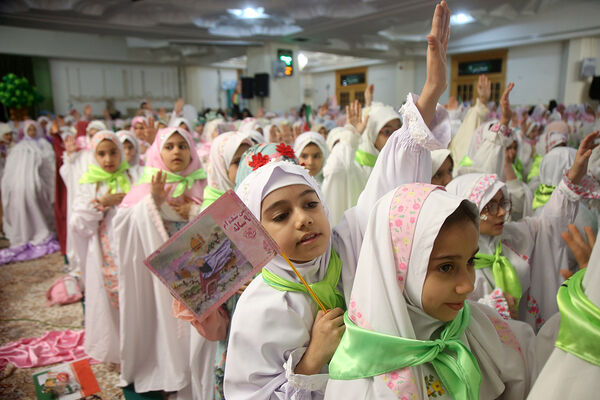 دختران، مهمان حضرت معصومه(س) شدند