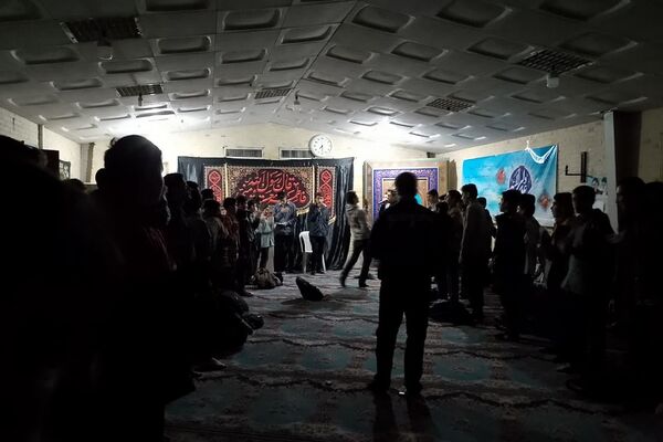 حضور پرشور دانش‌آموزان دانش‌آموزان دبیرستان شهید بهشتی ناحیه 2 شهرری در مراسم شهادت حضرت زهرا(س)
