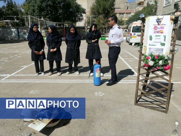بزرگداشت روز آتش و ایمنی در دبیرستان کوثر فرهنگیان 