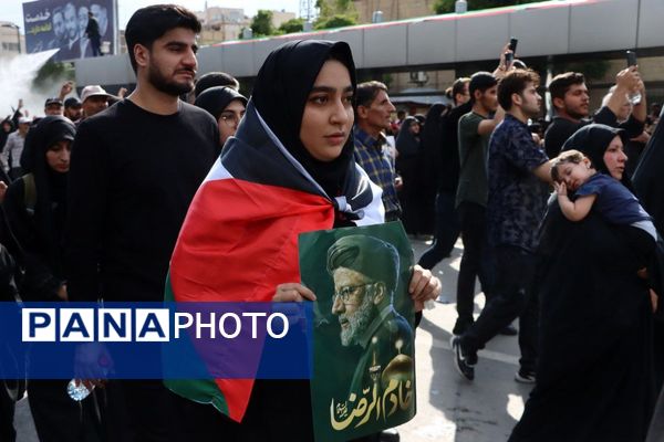 سیل خروشان زائران و مجاوران رضوی در مراسم تشییع پیکر شهدای خدمت