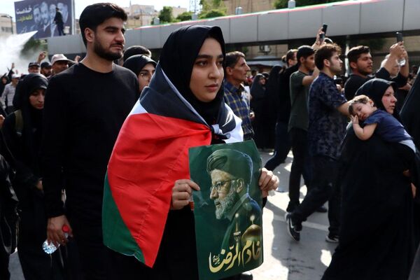سیل خروشان زائران و مجاوران رضوی در مراسم تشییع پیکر شهدای خدمت