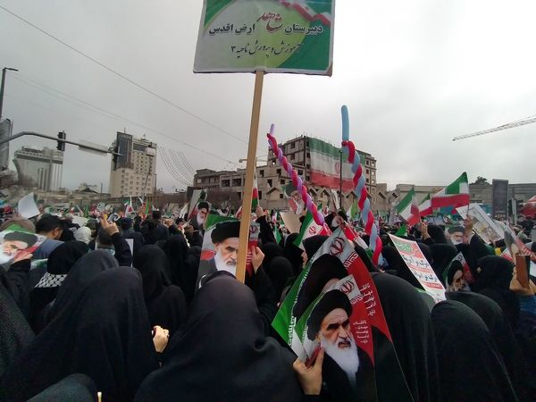 حضور دانش‌آموزان مدرسه شاهد ارض اقدس ناحیه ۳ در راهپیمایی ۲۲ بهمن