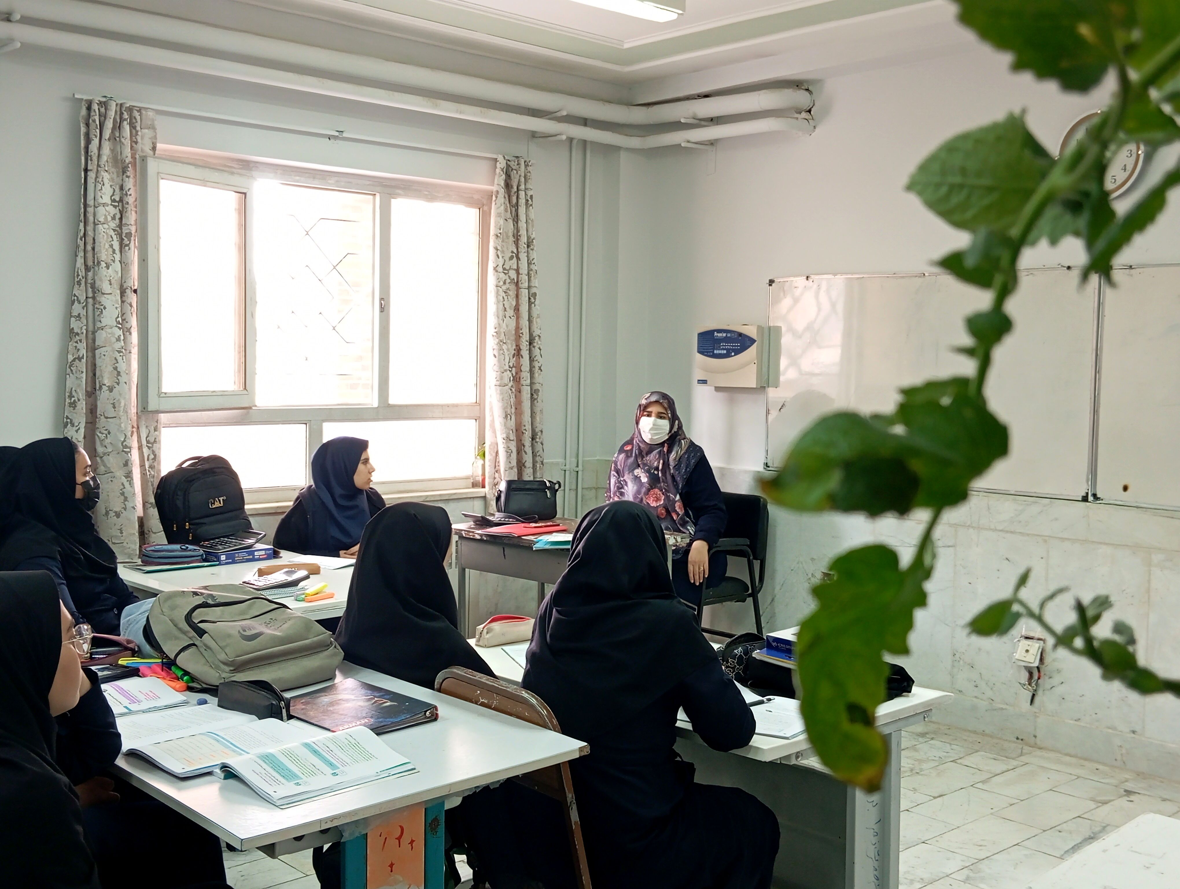 تیم مشاوره استان در هنرستان حضرت زهرا(س) شهرستان بن