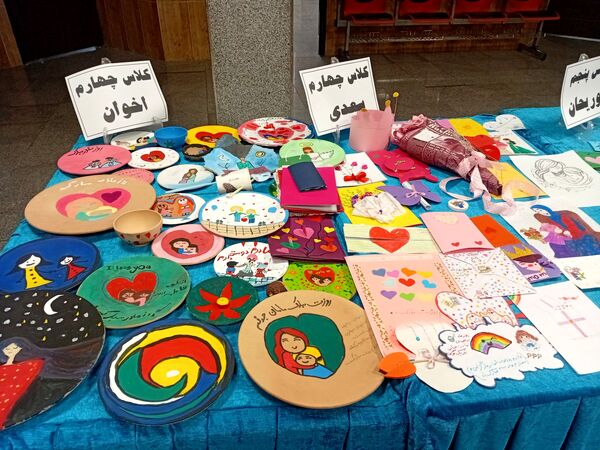  نمایشگاه دست سازه ای برای مادرم در دبستان مصلی نژاد حضرت زینب(س)