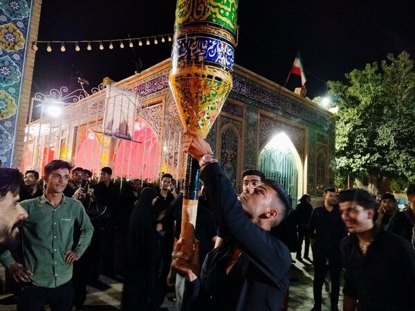 اجتماع عزاداران در جوار امامزاده سید حمزه کاشمر به مناسبت شام غریبان