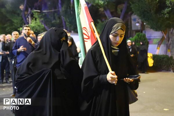 سوگواره شبانه دانش آموزان تبریز در تجمعات مردمی برای رهبر شهید