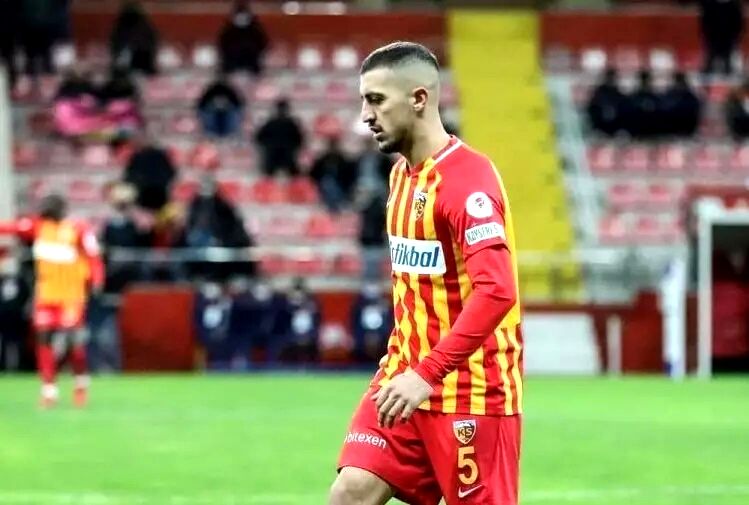 یاغی آبی پوش کایسری‌اسپور در نزدیکی اردوگاه پرسپولیسی‌ها