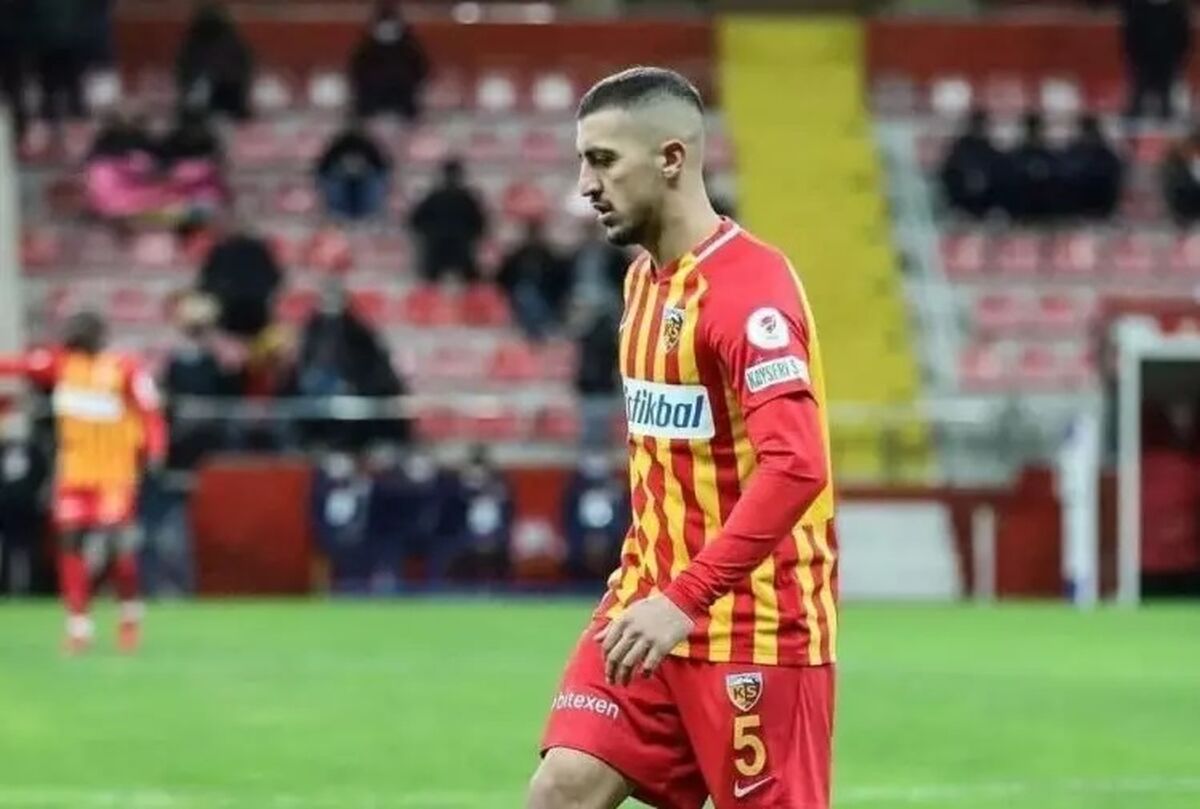 یاغی آبی پوش کایسری‌اسپور در نزدیکی اردوگاه پرسپولیسی‌ها