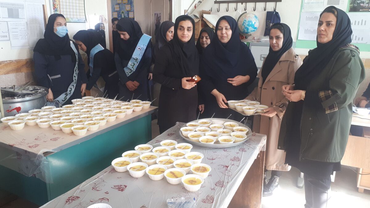 همبستگی و شادی دانش‌آموزان با جشن بزرگ شله‌زرد در دبیرستان خدیجه کبری(س) منطقه زاغه