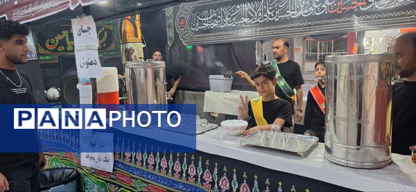 پذیرایی موکب سازمان دانش‌آموزی شهرستان اسفراین از عزاداران امام حسین (ع)