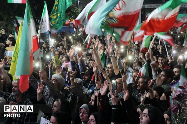 عقد دو زوج ورامینی در میدان امام خمینی ورامین در سالروز ازدواج حضرت علی(ع) و حضرت فاطمه (س)