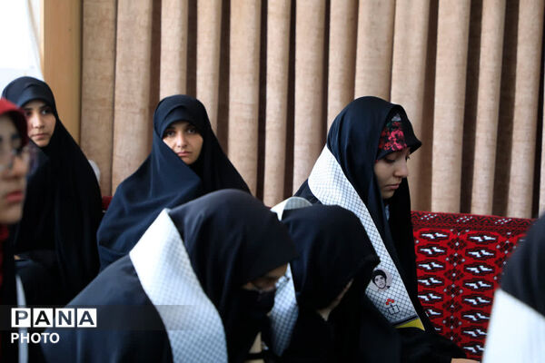 دیدار دانش آموزان بسیجی شهرستان بیرجند با نماینده ولی فقیه در استان
