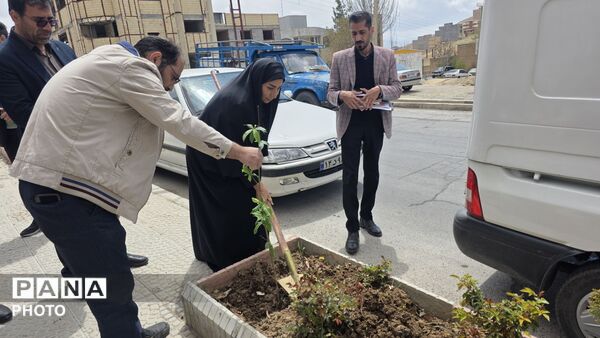 بغض های که از غم شعر می‌شوندو برروی نیمکت‌های آسمانی می‌نشینند 