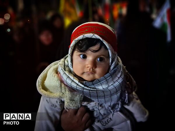 کودکان و جوانان انقلابی کاشمر در میدان خیابان