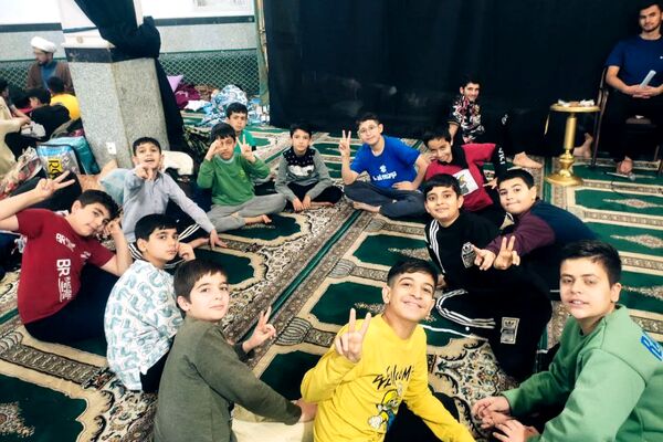 اعتکاف دانش آموزی در مسجد حضرت ابوالفضل قیامدشت