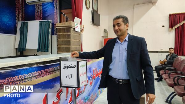 انتخابات انجمن اولیا و مربیان در مدرسه پسرانه نمونه فرزانگان در شهرستان شیروان 