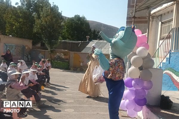 نمایش شاد کودکانه با حضور «عمو اخوان» در دبستان بنت‌الهدی فیروزکوه