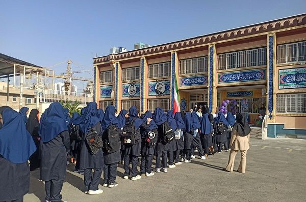 دانش‌آموزان درجشن جوانه‌ها با معلمان خود آشنا شدند 