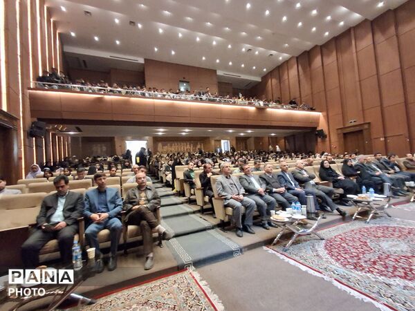 تجلیل از برگزیدگان استانی پژوهش سراها
