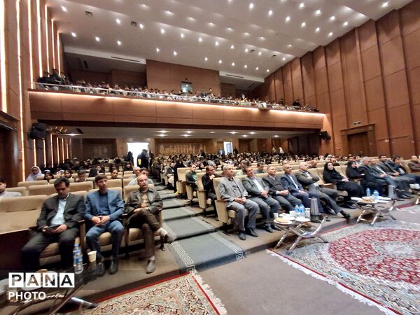 تجلیل از برگزیدگان استانی پژوهش سراها