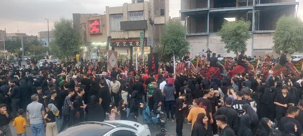 استقبال عزاداران حسینی از کاروان نمادین اسرای کربلا در قم