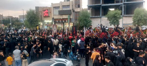 استقبال عزاداران حسینی از کاروان نمادین اسرای کربلا در قم